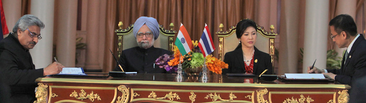  Prime Minister Dr. Manmohan Singh meets H.E. Ms. Yingluck Shinawatra, Prime Minister of Thailand in Bangkok on May 30, 2013