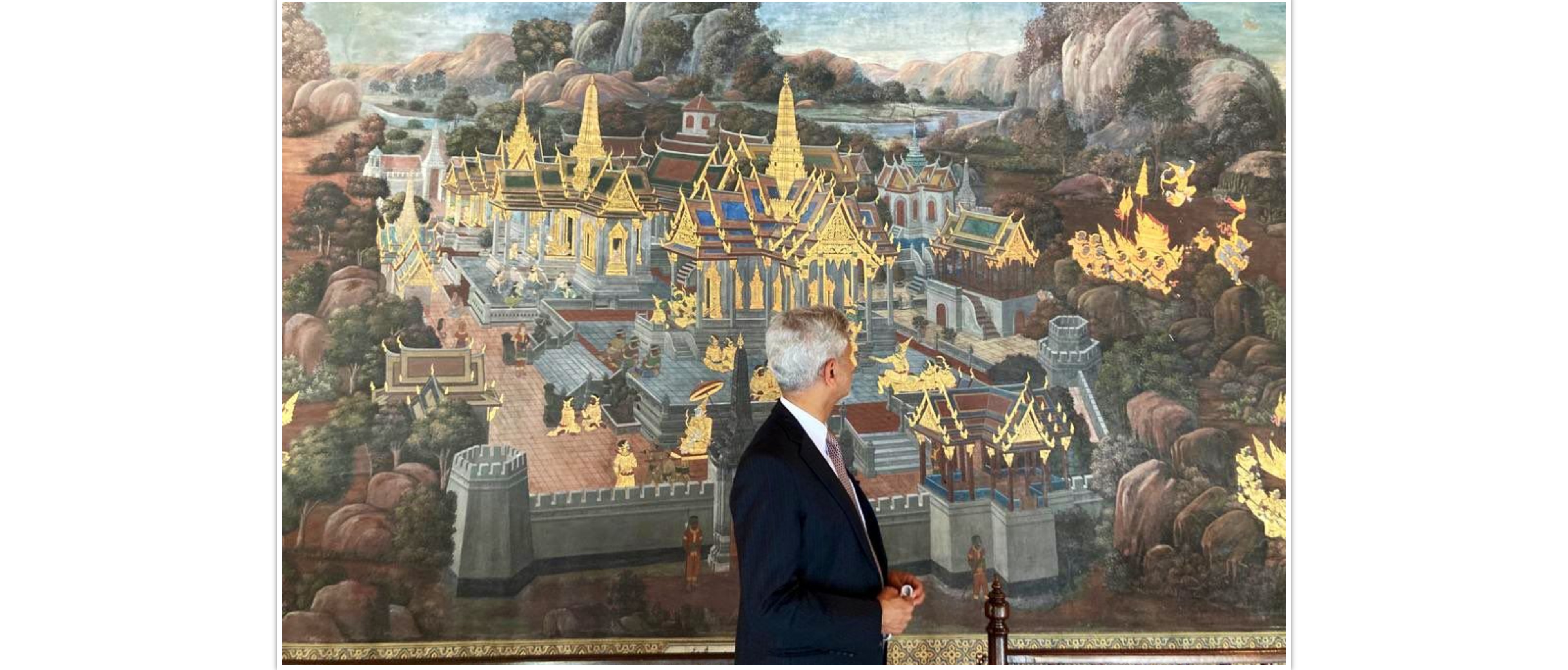  Hon’ble EAM watching Ramayana murals at the Temple of Emerald Buddha in Bangkok- 17 August 2022