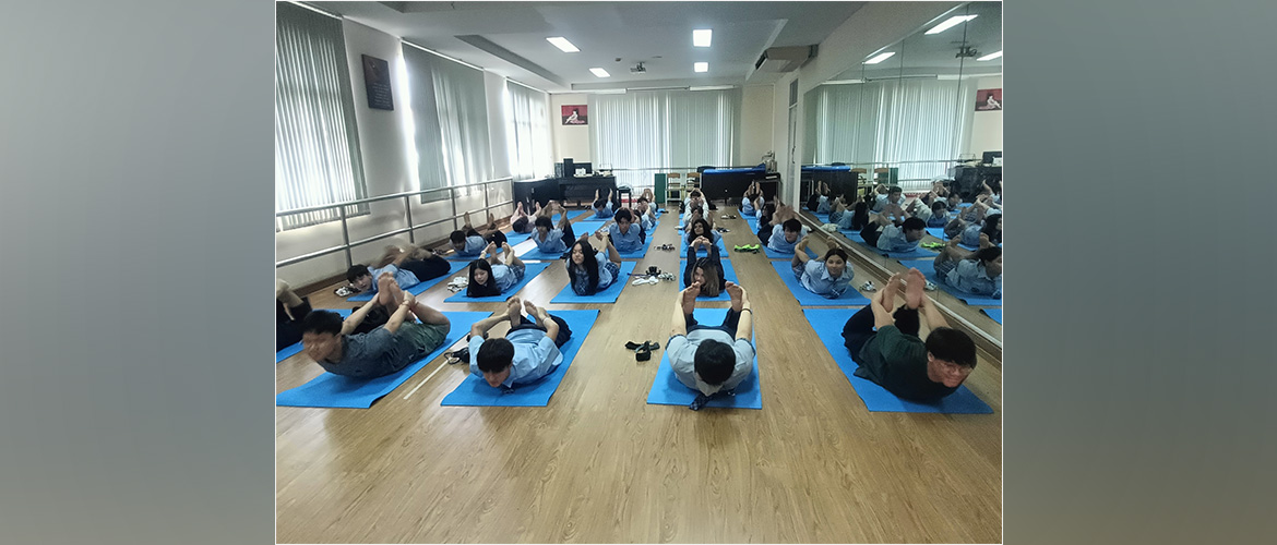  The Embassy of India organized a yoga session at Wells International School in Bangkok as part of the 10th  International Day of Yoga celebrations.
