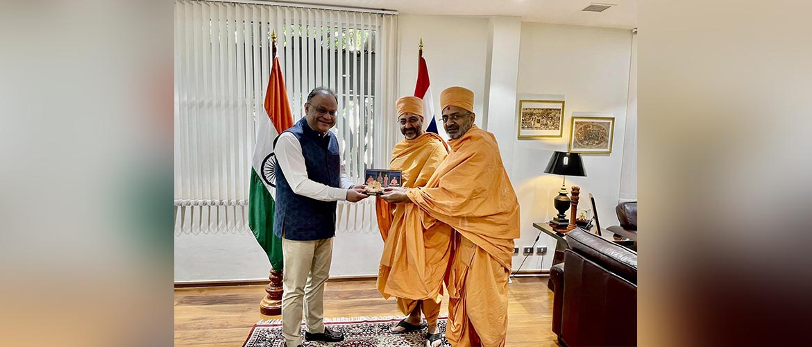  PujyaMunivatsaldas Swami, Head, @delhiakshardham& BAPS Activities in SE Asia & East Asia, met Amb Ambassador Nagesh Singh and shared updates on new Swaminarayan temple in Rama 3, Bangkok