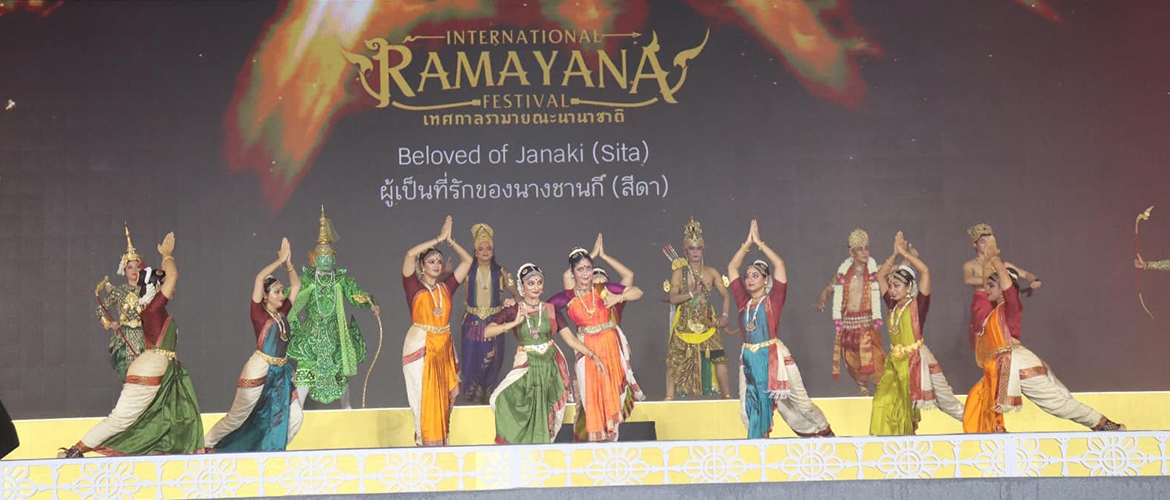  Indian dance troupe captivated the Thai audience with their beautiful rendition of "Bhavyami Raghuraman" at the Thailand Cultural Centre during the International Ramayana Festival