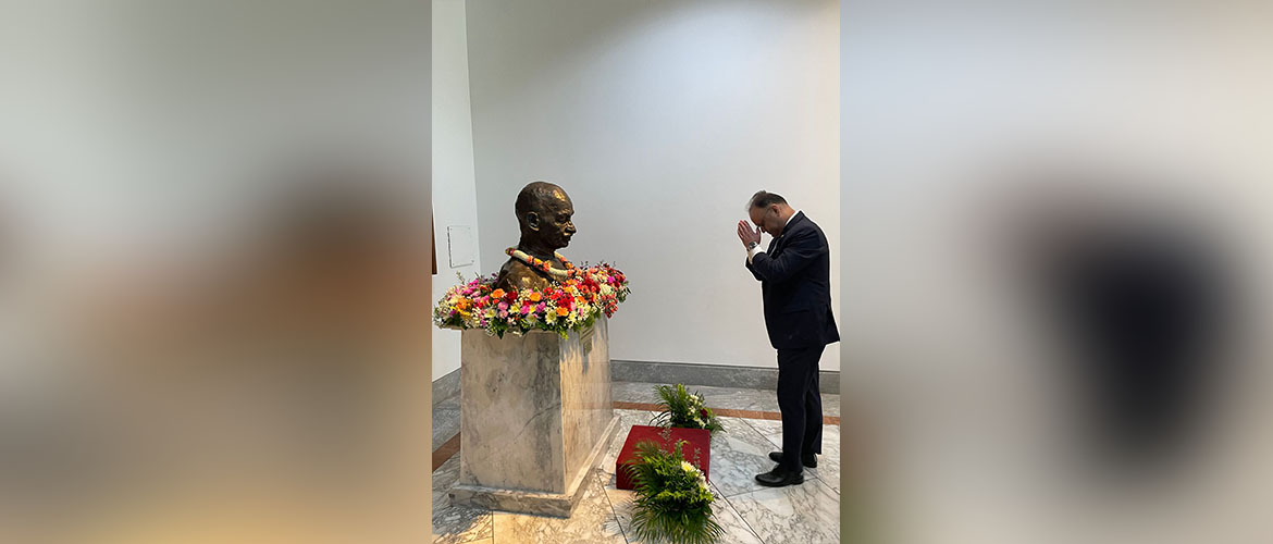  Ambassador Nagesh Singh pays floral tribute on the occasion of International Day of Non Violence at United Nations Conference Centre, Bangkok