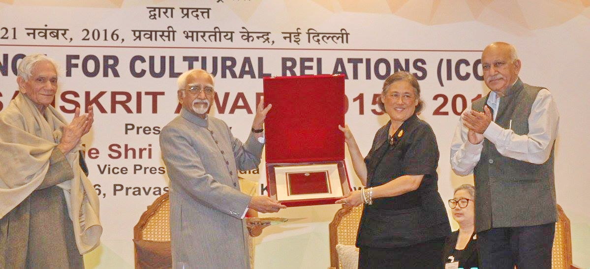  Vice President of India conferring 1st World Sanskrit Award to HRH Princess Maha Chakri Sirindhorn of Thailand in New? Delhi (November 21, 2016)